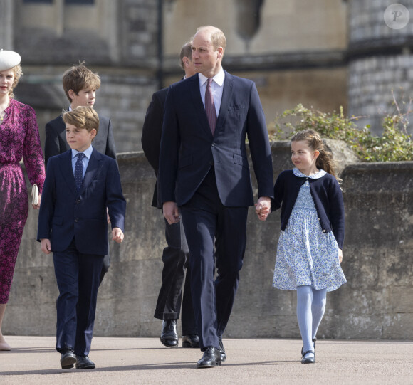 Le prince William, duc de Cambridge, le prince George de Cambridge, et la princesse Charlotte de Cambridge, arrivent à la chapelle Saint-Georges de Windsor pour assister à la messe de Pâques, le 17 avril 2022. 
