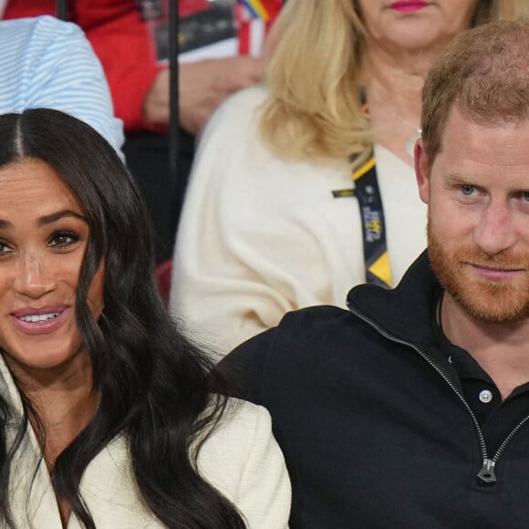 Le prince Harry et Meghan Markle assistent à la finale d'athlétisme, au deuxième jour des Invictus Games 2020 à La Haye, le 17 avril 2022. 