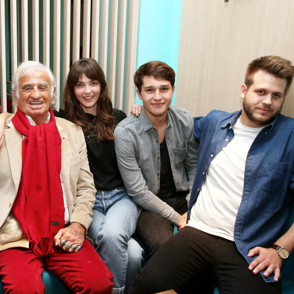 Jean-Paul Belmondo entouré de ses petits-enfants, Victor, Annabelle, Giacomo et Alessandro - Lancement du livre "Mes recettes bonne humeur" à Paris. © Dominique Jacovides