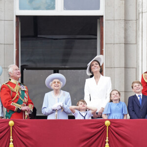 Camilla Parker Bowles, duchesse de Cornouailles, le prince William, duc de Cambridge, la reine Elisabeth II d'Angleterre, le prince William, duc de Cambridge, et Catherine (Kate) Middleton, duchesse de Cambridge, le prince George de Cambridge, la princesse Charlotte de Cambridge, le prince Louis de Cambridge - Les membres de la famille royale saluent la foule depuis le balcon du Palais de Buckingham, lors de la parade militaire "Trooping the Colour" dans le cadre de la célébration du jubilé de platine (70 ans de règne) de la reine Elizabeth II à Londres, le 2 juin 2022. 