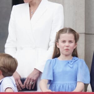 La reine Elisabeth II d'Angleterre, Le prince Louis de Cambridge, Catherine (Kate) Middleton, duchesse de Cambridge, La princesse Charlotte de Cambridge - Les membres de la famille royale saluent la foule depuis le balcon du Palais de Buckingham, lors de la parade militaire "Trooping the Colour" dans le cadre de la célébration du jubilé de platine (70 ans de règne) de la reine Elizabeth II à Londres, le 2 juin 2022. 