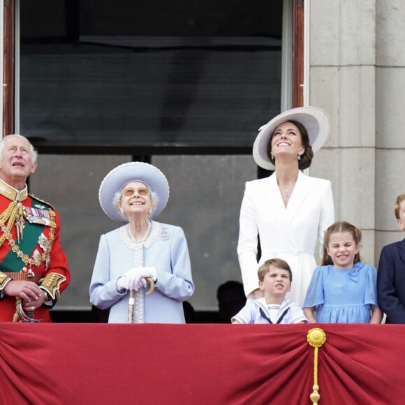 Camilla Parker Bowles, duchesse de Cornouailles, le prince William, duc de Cambridge, la reine Elisabeth II d'Angleterre, le prince William, duc de Cambridge, et Catherine (Kate) Middleton, duchesse de Cambridge, le prince George de Cambridge, la princesse Charlotte de Cambridge, le prince Louis de Cambridge - Les membres de la famille royale saluent la foule depuis le balcon du Palais de Buckingham, lors de la parade militaire "Trooping the Colour" dans le cadre de la célébration du jubilé de platine (70 ans de règne) de la reine Elizabeth II à Londres, le 2 juin 2022. 