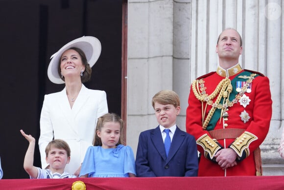 Camilla Parker Bowles, duchesse de Cornouailles, le prince William, duc de Cambridge, la reine Elisabeth II d'Angleterre, le prince William, duc de Cambridge, et Catherine (Kate) Middleton, duchesse de Cambridge, le prince George de Cambridge, la princesse Charlotte de Cambridge, le prince Louis de Cambridge - Les membres de la famille royale lors de la parade militaire "Trooping the Colour" dans le cadre de la célébration du jubilé de platine (70 ans de règne) de la reine Elizabeth II à Londres, le 2 juin 2022. 