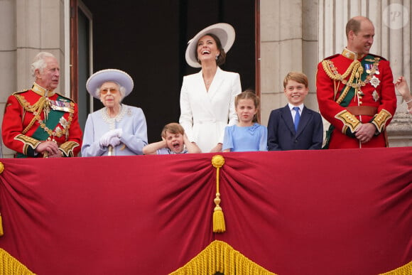 Le prince William, duc de Cambridge, la reine Elisabeth II d'Angleterre, le prince William, duc de Cambridge, et Catherine (Kate) Middleton, duchesse de Cambridge, le prince George de Cambridge, la princesse Charlotte de Cambridge, le prince Louis de Cambridge - Les membres de la famille royale saluent la foule depuis le balcon du Palais de Buckingham, lors de la parade militaire "Trooping the Colour" dans le cadre de la célébration du jubilé de platine (70 ans de règne) de la reine Elizabeth II à Londres, le 2 juin 2022. 