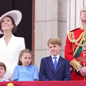 Camilla Parker Bowles, duchesse de Cornouailles, le prince William, duc de Cambridge, la reine Elisabeth II d'Angleterre, le prince William, duc de Cambridge, et Catherine (Kate) Middleton, duchesse de Cambridge, le prince George de Cambridge, la princesse Charlotte de Cambridge, le prince Louis de Cambridge - Les membres de la famille royale lors de la parade militaire "Trooping the Colour" dans le cadre de la célébration du jubilé de platine (70 ans de règne) de la reine Elizabeth II à Londres, le 2 juin 2022. 