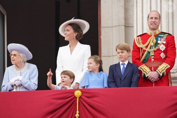 Le prince William, duc de Cambridge, la reine Elisabeth II d'Angleterre, le prince William, duc de Cambridge, et Catherine (Kate) Middleton, duchesse de Cambridge, le prince George de Cambridge, la princesse Charlotte de Cambridge, le prince Louis de Cambridge - Les membres de la famille royale saluent la foule depuis le balcon du Palais de Buckingham, lors de la parade militaire "Trooping the Colour" dans le cadre de la célébration du jubilé de platine (70 ans de règne) de la reine Elizabeth II à Londres, le 2 juin 2022. 