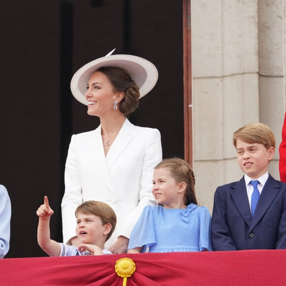 Le prince William, duc de Cambridge, la reine Elisabeth II d'Angleterre, le prince William, duc de Cambridge, et Catherine (Kate) Middleton, duchesse de Cambridge, le prince George de Cambridge, la princesse Charlotte de Cambridge, le prince Louis de Cambridge - Les membres de la famille royale saluent la foule depuis le balcon du Palais de Buckingham, lors de la parade militaire "Trooping the Colour" dans le cadre de la célébration du jubilé de platine (70 ans de règne) de la reine Elizabeth II à Londres, le 2 juin 2022. 