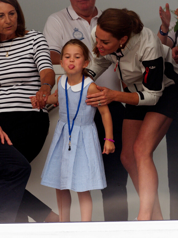 La princesse Charlotte de Cambridge tire la langue pendant la remise de prix de la régate King's Cup à Cowes le 8 août 2019. 