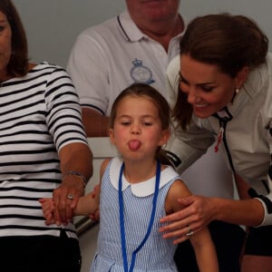 La princesse Charlotte de Cambridge tire la langue pendant la remise de prix de la régate King's Cup à Cowes le 8 août 2019. 