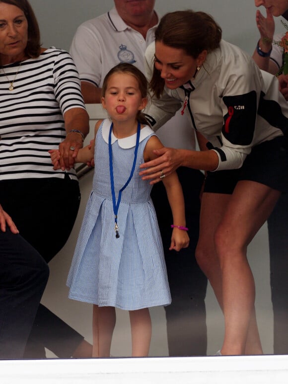 La princesse Charlotte de Cambridge tire la langue pendant la remise de prix de la régate King's Cup à Cowes le 8 août 2019. 