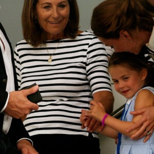 La princesse Charlotte de Cambridge tire la langue pendant la remise de prix de la régate King's Cup à Cowes le 8 août 2019. 