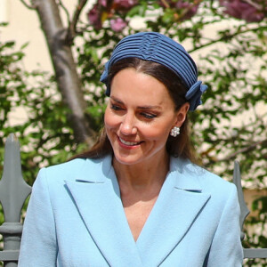 Le prince William, duc de Cambridge, et Catherine (Kate) Middleton, duchesse de Cambridge, Le prince George de Cambridge, La princesse Charlotte de Cambridge - La famille royale britannique quitte la chapelle Saint-Georges de Windsor après la messe de Pâques, le 17 avril 2022. 