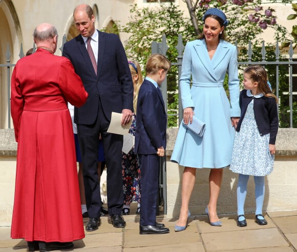 Le prince William, duc de Cambridge, et Catherine (Kate) Middleton, duchesse de Cambridge, Le prince George de Cambridge, La princesse Charlotte de Cambridge - La famille royale britannique quitte la chapelle Saint-Georges de Windsor après la messe de Pâques, le 17 avril 2022. 