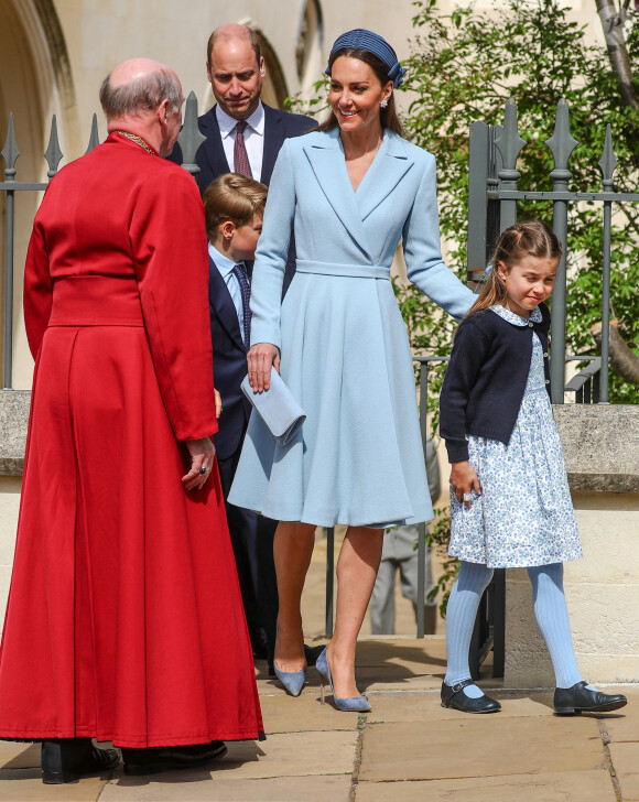 Le prince William, duc de Cambridge, et Catherine (Kate) Middleton, duchesse de Cambridge, Le prince George de Cambridge, La princesse Charlotte de Cambridge - La famille royale britannique quitte la chapelle Saint-Georges de Windsor après la messe de Pâques, le 17 avril 2022. 