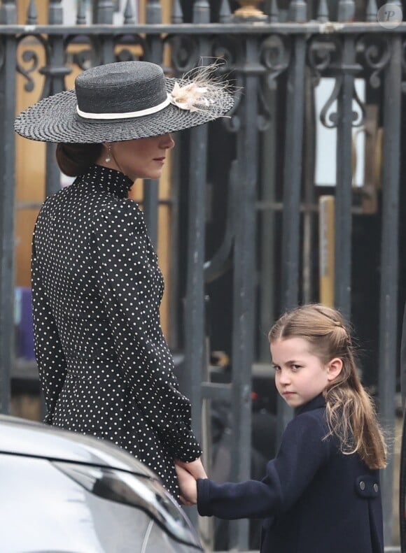 Kate Catherine Middleton, duchesse de Cambridge, et sa fille la princesse Charlotte - Arrivées de la famille royale d'Angleterre au Service d'action de grâce en hommage au prince Philip, duc d'Edimbourg, à l'abbaye de Westminster à Londres. Le 29 mars 2022