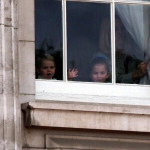 La princesse Charlotte de Cambridge et le prince Louis de Cambridge à la fenêtre du palais de Buckingham lors de la parade Trooping the Colour 2019, célébrant le 93ème anniversaire de la reine Elisabeth II, Londres, le 8 juin 2019. 