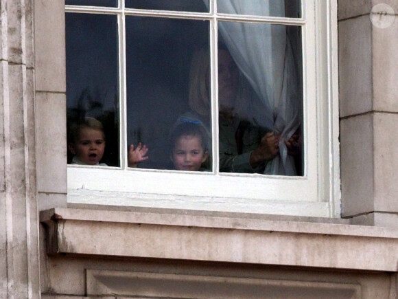 La princesse Charlotte de Cambridge et le prince Louis de Cambridge à la fenêtre du palais de Buckingham lors de la parade Trooping the Colour 2019, célébrant le 93ème anniversaire de la reine Elisabeth II, Londres, le 8 juin 2019. 