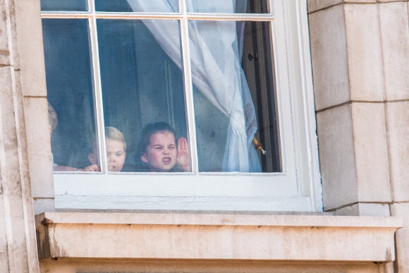 La princesse Charlotte de Cambridge et le prince Louis de Cambridge à la fenêtre du palais de Buckingham lors de la parade Trooping the Colour 2019, célébrant le 93ème anniversaire de la reine Elisabeth II, Londres, le 8 juin 2019. 