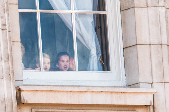 La princesse Charlotte de Cambridge et le prince Louis de Cambridge à la fenêtre du palais de Buckingham lors de la parade Trooping the Colour 2019, célébrant le 93ème anniversaire de la reine Elisabeth II, Londres, le 8 juin 2019. 