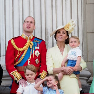 Le prince William, duc de Cambridge, et Catherine (Kate) Middleton, duchesse de Cambridge, le prince George de Cambridge, la princesse Charlotte de Cambridge, le prince Louis de Cambridge - La famille royale au balcon du palais de Buckingham lors de la parade Trooping the Colour 2019, célébrant le 93ème anniversaire de la reine Elisabeth II, Londres, le 8 juin 2019. 