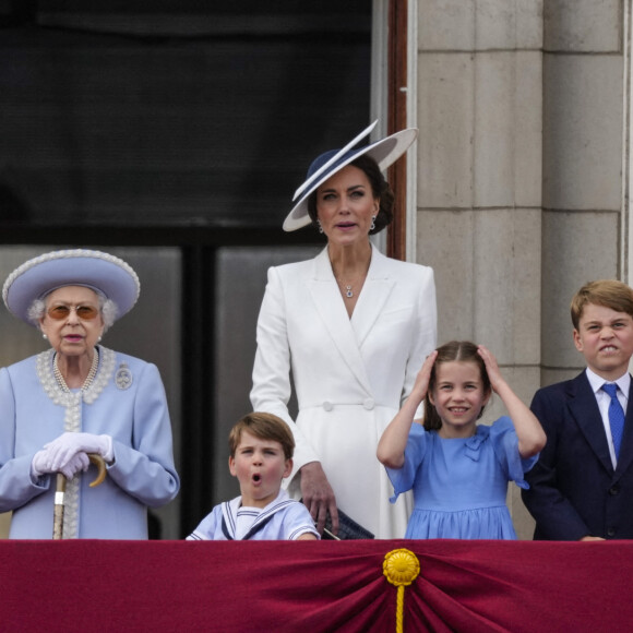 Le prince Charles, prince de Galles, la reine Elisabeth II d'Angleterre, le prince William, duc de Cambridge, et Catherine (Kate) Middleton, duchesse de Cambridge, le prince George de Cambridge, la princesse Charlotte de Cambridge, le prince Louis de Cambridge - Les membres de la famille royale saluent la foule depuis le balcon du Palais de Buckingham, lors de la parade militaire "Trooping the Colour" dans le cadre de la célébration du jubilé de platine (70 ans de règne) de la reine Elizabeth II à Londres, le 2 juin 2022. 