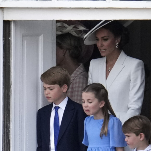 Catherine (Kate) Middleton, duchesse de Cambridge, Le prince George de Cambridge, Le prince Louis de Cambridge - Les membres de la famille royale saluent la foule depuis le balcon du Palais de Buckingham, lors de la parade militaire "Trooping the Colour" dans le cadre de la célébration du jubilé de platine (70 ans de règne) de la reine Elizabeth II à Londres, le 2 juin 2022. 