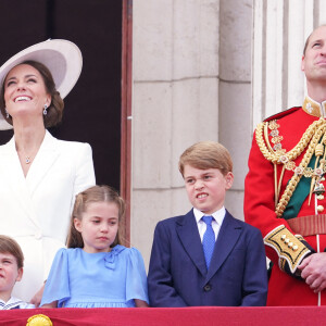 Camilla Parker Bowles, duchesse de Cornouailles, le prince William, duc de Cambridge, la reine Elisabeth II d'Angleterre, le prince William, duc de Cambridge, et Catherine (Kate) Middleton, duchesse de Cambridge, le prince George de Cambridge, la princesse Charlotte de Cambridge, le prince Louis de Cambridge - Les membres de la famille royale lors de la parade militaire "Trooping the Colour" dans le cadre de la célébration du jubilé de platine (70 ans de règne) de la reine Elizabeth II à Londres, le 2 juin 2022. 