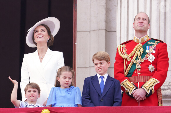 Camilla Parker Bowles, duchesse de Cornouailles, le prince William, duc de Cambridge, la reine Elisabeth II d'Angleterre, le prince William, duc de Cambridge, et Catherine (Kate) Middleton, duchesse de Cambridge, le prince George de Cambridge, la princesse Charlotte de Cambridge, le prince Louis de Cambridge - Les membres de la famille royale lors de la parade militaire "Trooping the Colour" dans le cadre de la célébration du jubilé de platine (70 ans de règne) de la reine Elizabeth II à Londres, le 2 juin 2022. 