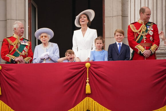 Le prince William, duc de Cambridge, la reine Elisabeth II d'Angleterre, le prince William, duc de Cambridge, et Catherine Middleton, duchesse de Cambridge, le prince George de Cambridge, la princesse Charlotte de Cambridge, le prince Louis de Cambridge - Les membres de la famille royale saluent la foule depuis le balcon du Palais de Buckingham, lors de la parade militaire "Trooping the Colour" dans le cadre de la célébration du jubilé de platine (70 ans de règne) de la reine Elizabeth II à Londres, le 2 juin 2022. 