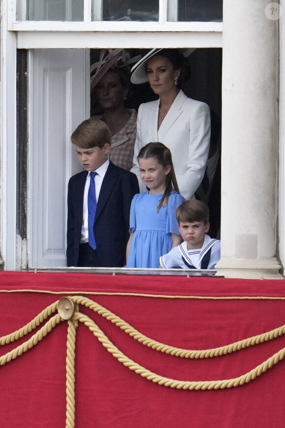 Catherine (Kate) Middleton, duchesse de Cambridge, Le prince George de Cambridge, Le prince Louis de Cambridge - Les membres de la famille royale saluent la foule depuis le balcon du Palais de Buckingham, lors de la parade militaire "Trooping the Colour" dans le cadre de la célébration du jubilé de platine (70 ans de règne) de la reine Elizabeth II à Londres, le 2 juin 2022. 