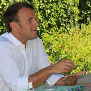 Le président français Emmanuel Macron s'entretient au Fort de Brégançon avec Jean Castex, à Bormes-les-Mimosas, le 21 aout 2020