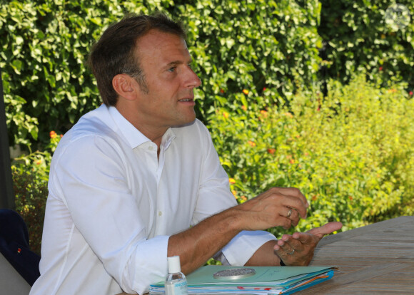 Le président français Emmanuel Macron s'entretient au Fort de Brégançon avec Jean Castex, à Bormes-les-Mimosas, le 21 aout 2020