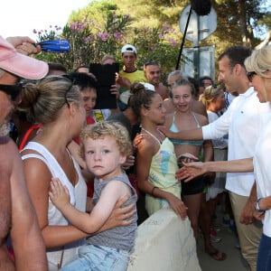 Le président de la République française Emmanuel Macron et sa femme la Première Dame Brigitte Macron viennent à la rencontre des nombreux vacanciers devant le Fort de Brégançon ç Bormes-les-Mimosas, France, le 7 août 2018