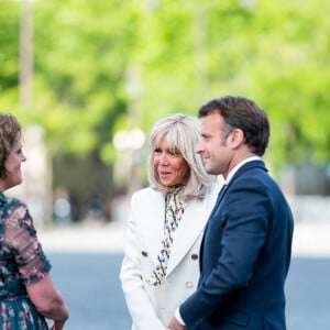 Menna Rawlings, ambassadrice du Royaume Uni en France, Emmanuel Macron, président de la République française et sa femme la Première Dame, Brigitte Macron lors de la céremonie de ravivage de la Flamme sous l'Arc de Triomphe à l'occasion du Jubilé de platine de la reine Elisabeth II d'Angleterre, à Paris, France, le 2 juin 2022