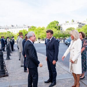Menna Rawlings, ambassadrice du Royaume Uni en France, Emmanuel Macron, président de la République française et sa femme la Première Dame, Brigitte Macron lors de la céremonie de ravivage de la Flamme sous l'Arc de Triomphe à l'occasion du Jubilé de platine de la reine Elisabeth II d'Angleterre, à Paris, France, le 2 juin 2022