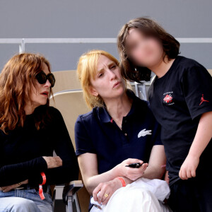 Isabelle Huppert avec sa fille Isabelle Huppert et son petit fils Gabriel - Les célébrités dans les tribunes lors des internationaux de France de Tennis de Roland Garros 2022 à Paris, France, le 2 juin 2022. © Dominique Jacovides/Bestimage 