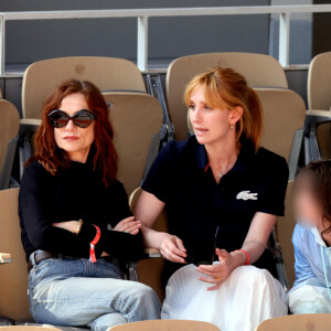 Isabelle Huppert avec sa fille Isabelle Huppert et son petit fils Gabriel - Les célébrités dans les tribunes lors des internationaux de France de Tennis de Roland Garros 2022 à Paris, France, le 2 juin 2022. © Dominique Jacovides/Bestimage 