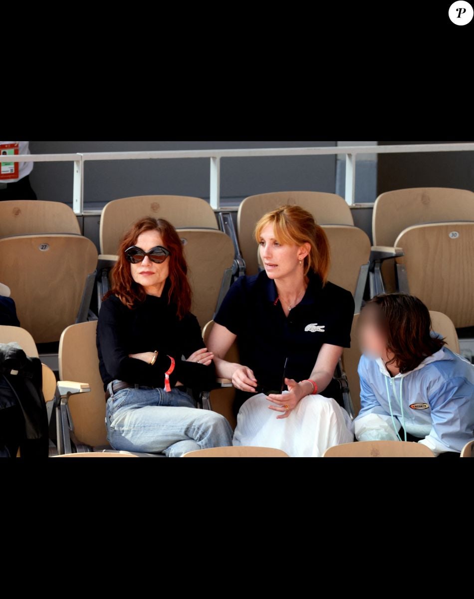Isabelle Huppert lookée pour une journée en famille à Roland Garros