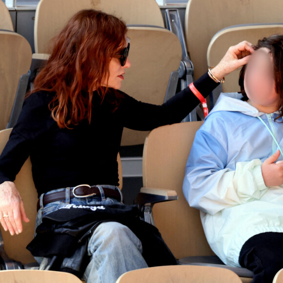 Isabelle Huppert et son petit fils Gabriel - Les célébrités dans les tribunes lors des internationaux de France de Tennis de Roland Garros 2022 à Paris, France, le 2 juin 2022. © Dominique Jacovides/Bestimage 