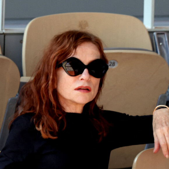 Isabelle Huppert et son petit fils Gabriel - Les célébrités dans les tribunes lors des internationaux de France de Tennis de Roland Garros 2022 à Paris, France, le 2 juin 2022. © Dominique Jacovides/Bestimage 