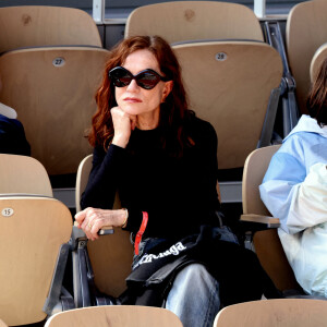 Isabelle Huppert et son petit fils Gabriel - Les célébrités dans les tribunes lors des internationaux de France de Tennis de Roland Garros 2022 à Paris, France, le 2 juin 2022. © Dominique Jacovides/Bestimage 