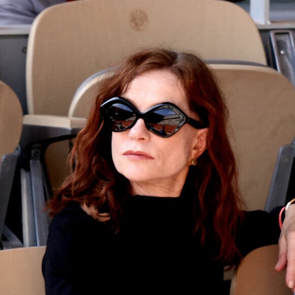 Isabelle Huppert et son petit fils Gabriel - Les célébrités dans les tribunes lors des internationaux de France de Tennis de Roland Garros 2022 à Paris, France, le 2 juin 2022. © Dominique Jacovides/Bestimage 