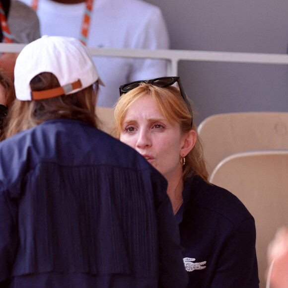 Isabelle Huppert avec sa fille Lolita Chammah - Les célébrités dans les tribunes lors des internationaux de France de Tennis de Roland Garros 2022 à Paris, France, le 2 juin 2022. © Dominique Jacovides/Bestimage 