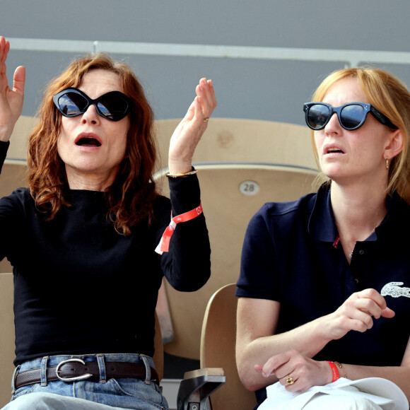 Isabelle Huppert avec sa fille Lolita Chammah - Les célébrités dans les tribunes lors des internationaux de France de Tennis de Roland Garros 2022 à Paris, France, le 2 juin 2022. © Dominique Jacovides/Bestimage 