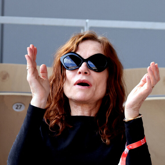 Isabelle Huppert - Les célébrités dans les tribunes lors des internationaux de France de Tennis de Roland Garros 2022 à Paris, France, le 2 juin 2022. © Dominique Jacovides/Bestimage 