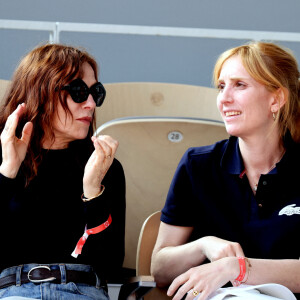 Isabelle Huppert avec sa fille Lolita Chammah - Les célébrités dans les tribunes lors des internationaux de France de Tennis de Roland Garros 2022 à Paris, France, le 2 juin 2022. © Dominique Jacovides/Bestimage 