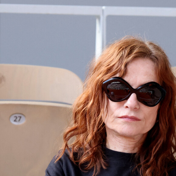 Isabelle Huppert - Les célébrités dans les tribunes lors des internationaux de France de Tennis de Roland Garros 2022 à Paris, France, le 2 juin 2022. © Dominique Jacovides/Bestimage 