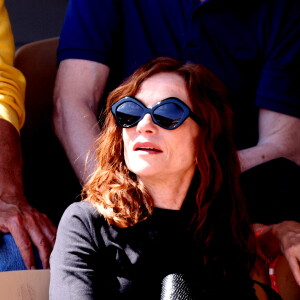 Isabelle Huppert - Les célébrités dans les tribunes lors des internationaux de France de Tennis de Roland Garros 2022 à Paris, France, le 2 juin 2022. © Dominique Jacovides/Bestimage 