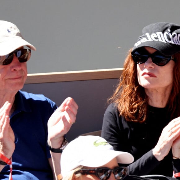 Remi Huppert et sa soeur Isabelle Huppert - Les célébrités dans les tribunes lors des internationaux de France de Tennis de Roland Garros 2022 à Paris, France, le 2 juin 2022. © Dominique Jacovides/Bestimage 