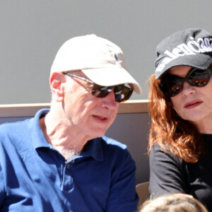 Remi Huppert et sa soeur Isabelle Huppert - Les célébrités dans les tribunes lors des internationaux de France de Tennis de Roland Garros 2022 à Paris, France, le 2 juin 2022. © Dominique Jacovides/Bestimage 